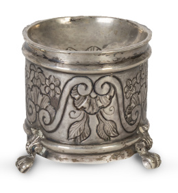 1298.  Salero de plata en su color con pies de trípode zoomorfos.Méjico, Nueva España, S. XVIII.