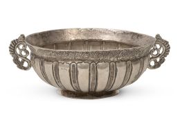 1306.  Bernegal de plata gallonado con dos asas zoomorfas, rematadas en "c".José Antonio, Lince, Méjico, h. 1800.