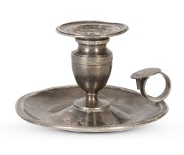 1308.  Palmatoria de plata en su color, con decoración troquelada de palmetas en el perímetro.Cayetano Buitrón, Méjico Independiente, S. XIX.