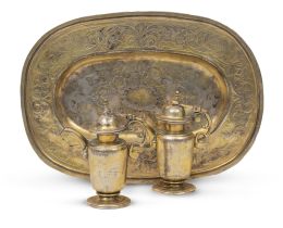 1302.  Juego de vinajeras de plata sobre dorada, con decoración grabada de hojas.Guatemala, S. XVII.