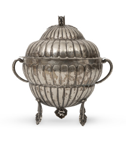1305.  Coquera de plata en su color con decoración gallonada y tapa rematada por hojas. Con marcas en la base.Cayetano Buitrón, Méjico independiente, S. XIX.