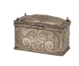 1043.  Crismera de plata en su color con decoración repujada vegetal.Aragón, S. XVI.