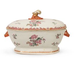 1190.  Sopera de porcelana esmaltada con esmaltes de la familia rosa de Compañía de Indias.China, periodo Qianlong, dinastía Qing, S. XVIII.