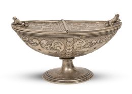 1042.  Naveta renacentista de plata en su color, decorada con hojas, tapas rematadas por leones en bulto redondo. Con marca frustra.España, S. XVI.