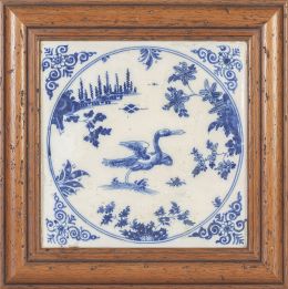626.  Azulejo de loza esmaltada en azul cobalto con pajarito, inserto en un círculo de tipo Delft.Alcora, S. XVIII.