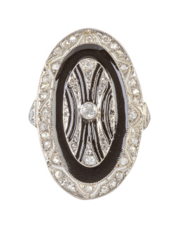 143.  Sortija lanzadera oval estilo Art-Decó, con decoración de esmalte en negro, diamantes, y chatón de brillante central