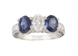 95.  Sortija tresillo de zafiros y brilllante, con brillante de talla oval central, flanqueado por dos zafiros ovales y con brazos de la montura adornados con brillantes