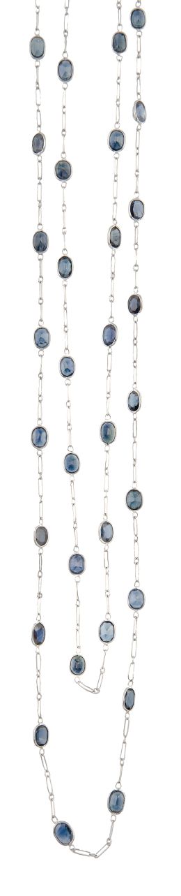 92.  Collar largo de cadena con 37 zafiros ovales combinados con tramos de cadena con delicados eslabones rectangulares