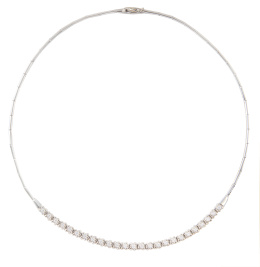 263.  Collar con frente rivère de brillantes con 25 centros engastasdos en garras y articulados entre sí