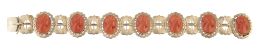 67.  Brazalete de camafeos de coral S. XIX con siete camafeos de perfil de dama en coral en marcos ovales calados, articulados con piezas a modo de lazos calados y decorados con grabados