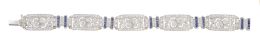 96.  Brazalete de brillantes y zafiros estilo Art-Decó, con cinco motivos rectangulares de brillantes con dos chatones de brillantes a modo de flores centrales, articulados con bandas arqueadas de zafiros y brillantes