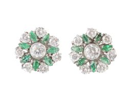 296.  Pendientes rosetón de brillantes y esmeraldas talla navette que forman diseño de flor