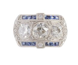 91.  Sortija de brillantes y zafiros estilo Art-Decó con tres brillantes grandes de talla antigua en banda central flanqueados por bandas de zafiros calibrados y brillantes