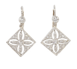 244.  Pendientes largos de brillantes Art-Decó, con rombo de brillantes con flor calada que pende de chatón de brillante superior