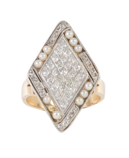 85.  Sortija Art-Decó con rombo de pavé de brillantes en marco de perlitas finas y diamantes