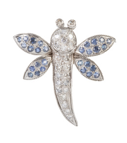 241.  Sortija con diseño de libélula, cuajada de zafios y brillantes 