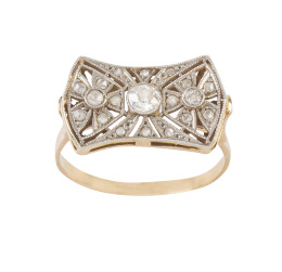 83.  Sortija Art-Decó de diamantes en frente a modo de lazo, con chatón central y decoración calada decorda con diamantes