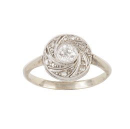 84.  Sortija Art-Decó con brillante central y marco circular con decoración calada a modo de espiral  decorada con diamantes
