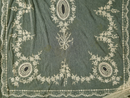 435.  Colcha de tul bordado con guirnaldas y flores, pp. del S. XX.