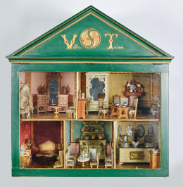 479.  “Villa Trini”Casa de muñecas de madera pintada y dorada y puerta de cristal, con cinco estancias: dormitorio, comedor, sala para recibir, salón del té y concina.Trabajo español, h. 1890-1900.
