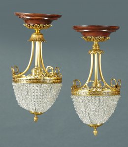 881.  Pareja de lámparas de estilo Luis XVI, de metal dorado y cristal, trabajo español, pp. del S. XX.