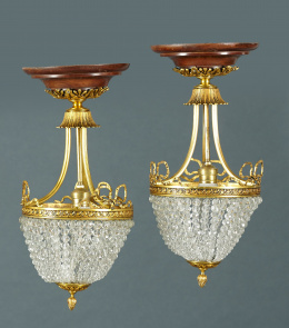 882.  Pareja de lámparas de estilo Luis XVI de cristal y metal dorado, pp. del S. XX..