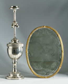 581.  Lámpara de mesa de metal plateado de estilo Luis XVI.pp. del S. XX..