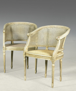 884.  Pareja de “fauteuil de cabinet” de estilo Luis XVI lacadas de blanco.Trabajo español, h. 1900.