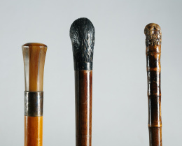 974.  Juego de tres bastones, unos de ellos con mango de plata.principios del S. XX..