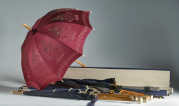 972.  Lote de ocho paraguas con magos de madera tallada, uno de pasta, dos de plata con decoración repujada, uno con una cabeza de bulldog tallada.Principios del S. XX..