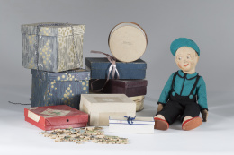 992.  “Pillo”, Muñeco en fieltro con pantalón negro con tirantes, camisa verde y zapatos rojos.h. 1930.