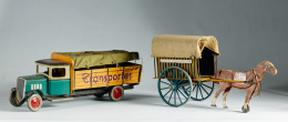473.  “Transportes”, camión de madera pintada, latón y lona, pp. del S. XX..