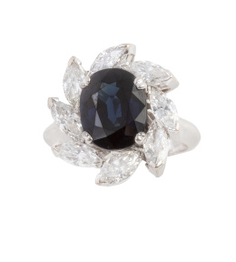 261.  Sortija flor con zafiro oval central y marco de diamantes talla marquisse engastados en oblícuo