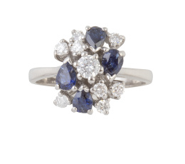 255.  Sortija de zafiros y brillantes engastados a diferentes alturas