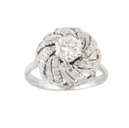 254.  Sortija de brillantes años 30 a modo de turbante, con brillante central de 0,70 ct sobre bandas en espiral de brillantes