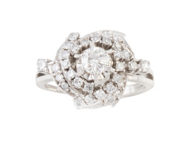 270.  Sortija bombée de brillantes con diseño de nudo coronado por un brillante de 0,35 ct aprox