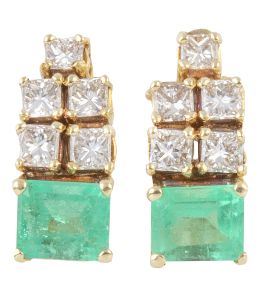 184.  Pendientes de brillantes y esmeraldas escalonados en una banda rígida arqueada