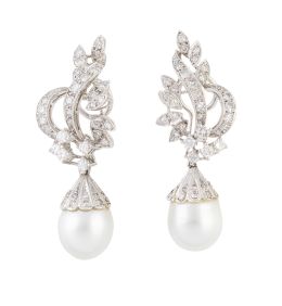 278.  Pendientes largos de perlas australianas y brillantes, con pieza superior de cintas y hojas de brillantes, de la que pende perla australiana con capuchón de brillantes