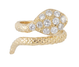 183.  Sortija con diseño de serpiente con cabeza cuajada de brillantes