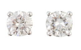 149.  Pendientes dormilonas de brillantes de 0,80 ct aprox c/u montados en cuatro garras