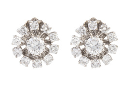 264.  Pendientes rosetón de brillantes engastados en diferentes alturas 