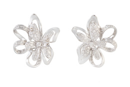 269.  Pendientes con flor cuajada de brillantes sobre pétalos de brillantes y lisos