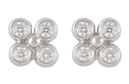 221.  Pendientes flor con cuatro brillantes a modo de pétalos