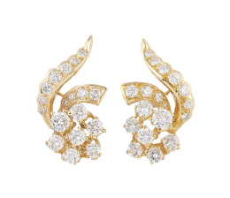 200.  Pendientes flor con brillantes en rosetón engastados a diferentes alturas con dos ramitas de brillantes