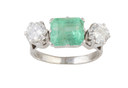 257.  Sortija con esmeralda colombiana de 3,40 ct talla esmeralda central flanqueada por dos brillantes