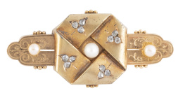 65.  Broche lazo de ff. S. XIX de diamantes y perlas finas, con diseño de cinta plegada decorada con grabados y tréboles de diamantes