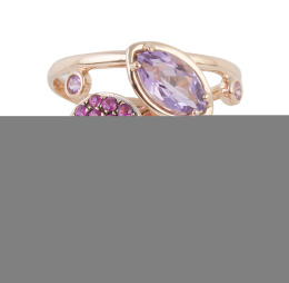 198.  Sortija ancha con tres motivos, rubíes, amatista y zafiro blancos en aro formado por tres anillos