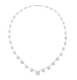 240.  Collar riviere de 35 brillantes de tamaño creciente hacia el centro, engastados en garras sobre marco fantasía 