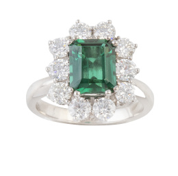 282.  Sortija con turmalina verde talla esmeralda central orlada de brillantes engastados en garras