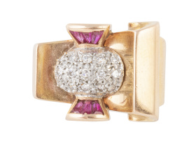 106.  Sortija chevalier  años 40 con óvalo de pavé de brillantes central y rubís sintéticos talla trapecio en diseño asimétrico